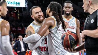 Majk Džejms nasrtao na sudiju, saigrači pokušavali da ga obuzdaju: Šta bi bilo da sam se povredio? (VIDEO)