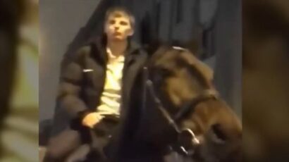 Šta Andrej Aršavin radi na ‚‚ukradenom” konju ispred striptiz bara?