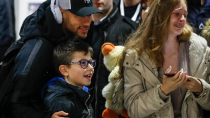 PSŽ stigao u Beograd, deca plakala posle slikanja sa Nejmarom (VIDEO)