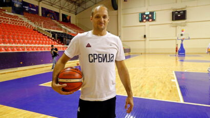 RAKOČEVIĆ U NOVOJ ULOZI: Srpski as pomaže ugroženima (FOTO)