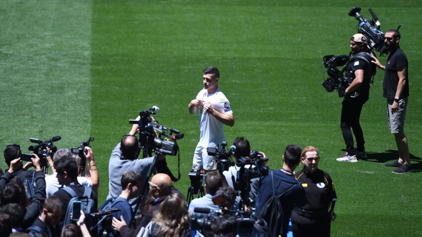 "KRALJ" LUKA Dres Reala, izlazak na "Bernabeu" i ljubljenje grba