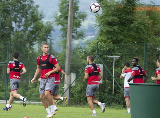 NAPORNO, ALI ZABAVNO: Zvezdini fudbaleri zaigrali i "košarku"