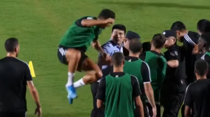 Ovo još niste videli: Navijač uleteo na teren, Ronaldo skočio na policajca