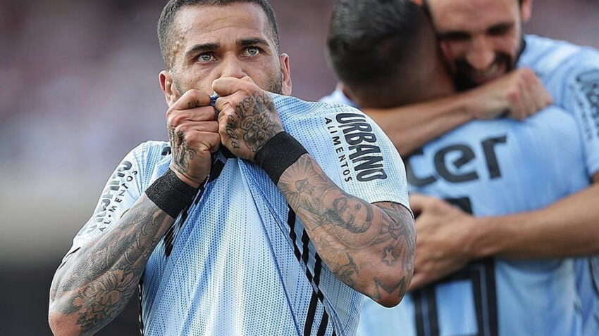 GOL ALVESA NA DEBIJU Vratio se u Brazil i odmah "kupio" navijače!