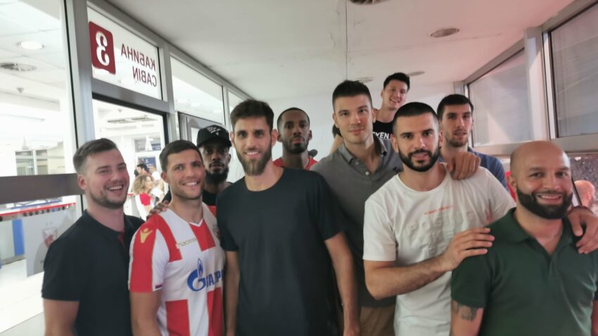 CRVENO-BELA PORODICA Košarkaši Zvezde bodre fudbalere