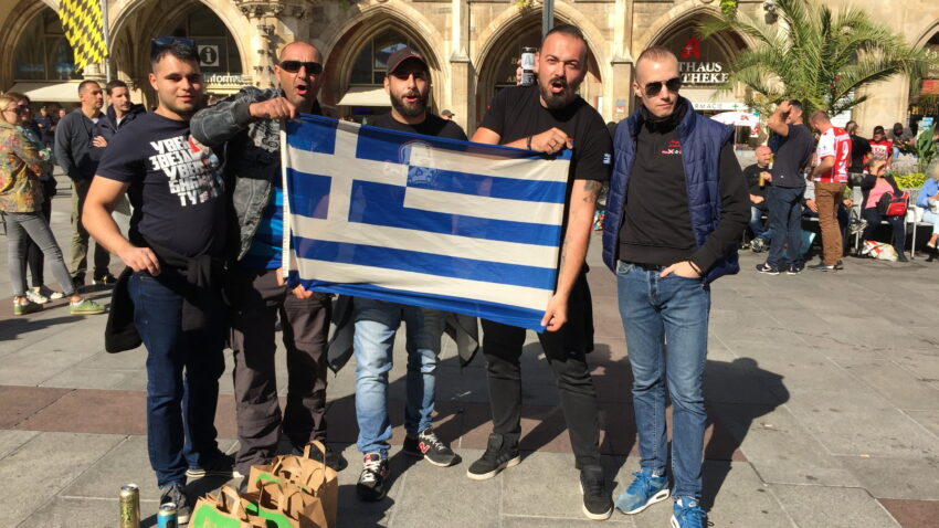 "MINHEN JE PAO" Ludnica na trgu, ore se Zvezdine pesme od jutra