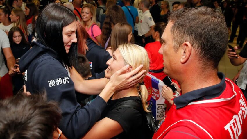 ODBOJKAŠICE STIGLE KUĆI Zagrljaji i cveće za kraljice Evrope!