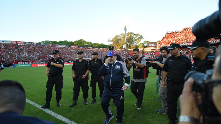 OSTAJE U DOMOVINI Maradona nastavlja posao u La Plati!