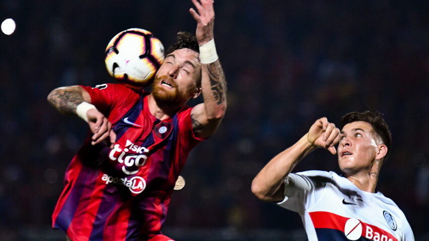 SUAREZ JE MALA BEBA U derbiju Paragvaja možete videti ujed za glavu!