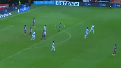 S GOLA NA GOL Spektakularan pogodak golmana i trenutak za pamćenje!