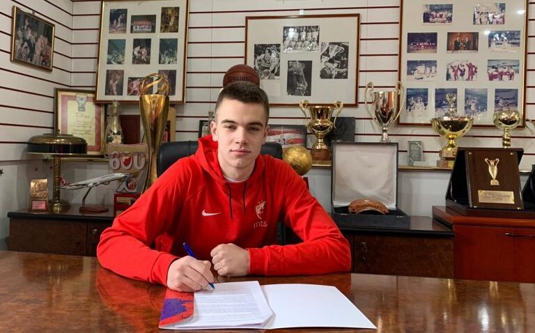 ZVEZDINA BUDUĆNOST Mladi košarkaš potpisao profesionalni ugovor