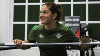 NOVI ZADATAK Kad fudbalerka dres zameni belim mantilom