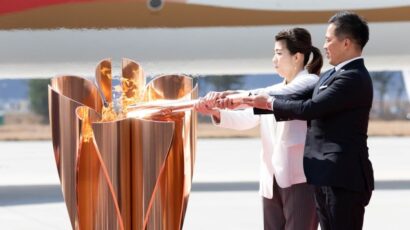 OLIMPIJSKI PLAMEN STIGAO U JAPAN Neobična slika u Tokiju