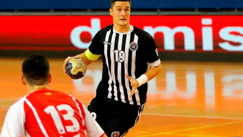 "BLOK GODINE" Bivši igrač Partizana spasio gol uz pomoć trika!