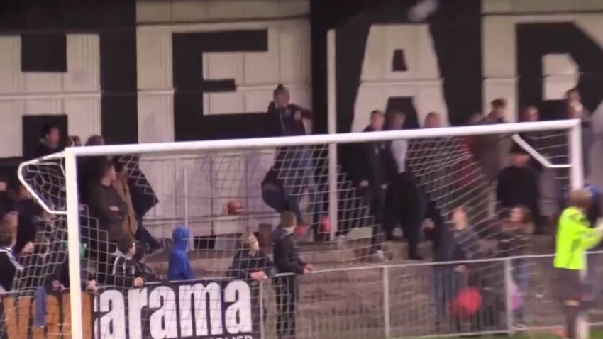 VITEZ U NEVOLJI Navijač spasao devojku u stilu Nemanje Vidića (VIDEO)