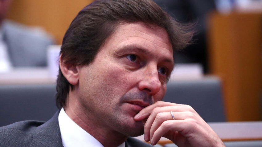 KO GUBI, IMA PRAVO DA SE LJUTI: Vlasnik PSŽ-a urlao na sudije, pa pretio prisutnima!