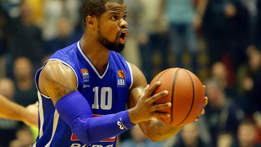 LJUBIMAC NAVIJAČA ZVEZDE ODLAZI U PENZIJU: Kuk nakon 20 godina rekao dosta!