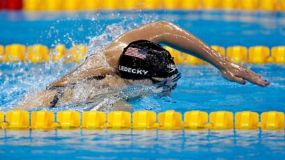 Lak izazov za olimpijsku šampionku: Preplivala bazen sa čašom mleka na glavi