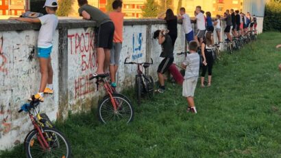Ljubav ne zna za granice: Ni zidić ih ne sprečava da vide svoje miljenike!