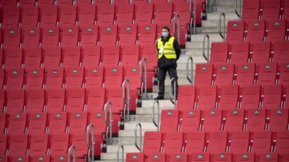 Navijači ubacili direktora u kontejner, pa ga gurali po ulici (VIDEO)