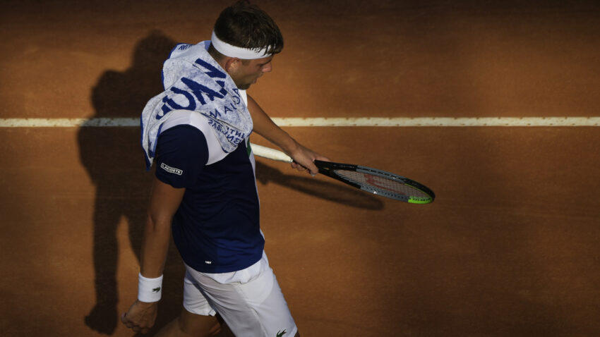 Krajinović u problemu: Ne puštaju ga iz Dohe!