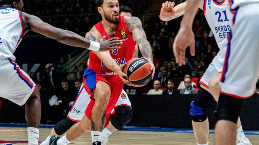 Džejms asistirao, Klajburn pogađao, CSKA na plus 35 protiv Efesa. Armani produžio agoniju Fenera