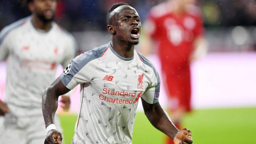 LEGENDA I LOKALNI HEROJ: Sadio Mane u blatu i kiši na terenu gde je sve počelo!