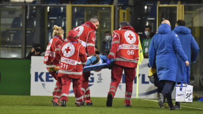 Šou Atalante i Napolija, pa onda horor: Fudbaler pao, hitno prebačen u bolnicu