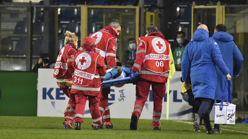 Šou Atalante i Napolija, pa onda horor: Fudbaler pao, hitno prebačen u bolnicu