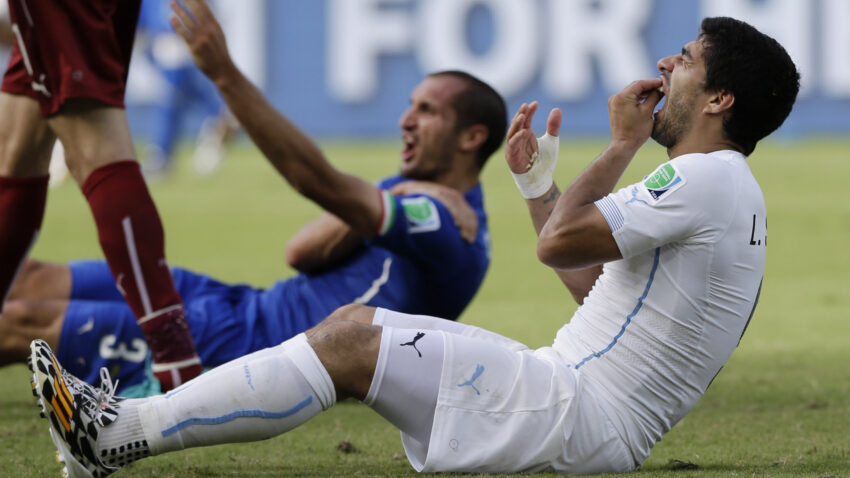 Da ne poveruješ! Ujeo protivnika, a nije Suarez (VIDEO)