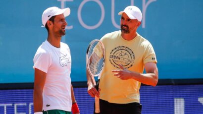 Šta li je bilo na telefonu? Đoković snimljen pred izlazak na teren (VIDEO)