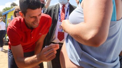 Slavlje i dalje traje: Đoković prekinuo venčanje na plaži, pa se potpisao trudnici na stomak!