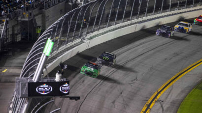 Horor na trkačkoj stazi: Vozač bio zarobljen u zapaljenom automobilu (VIDEO)