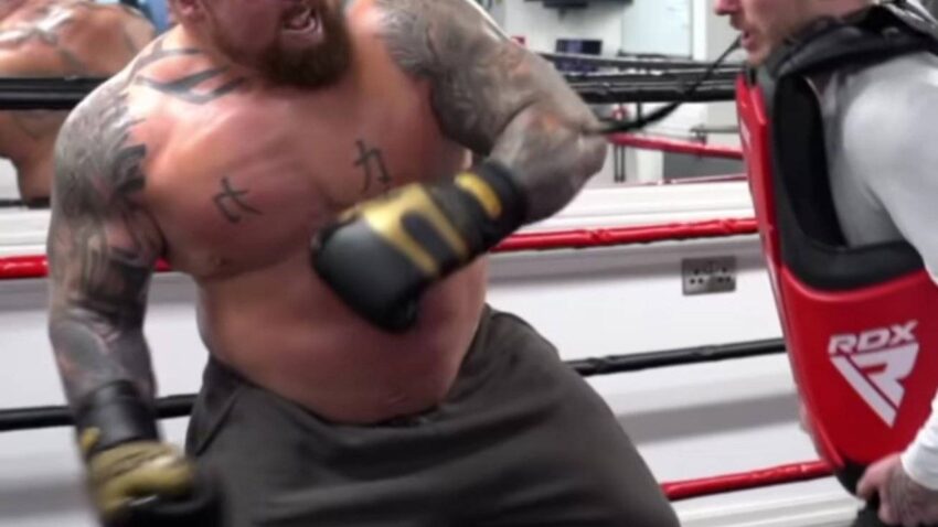 Ludost ili hrabrost? Gimnastičar prihvatio da ga iz sve snage udari najjači čovek sveta! (VIDEO)