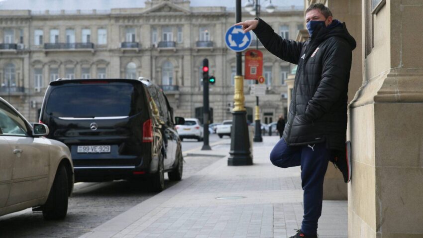 Piksi izveo „Orlove“ na ulice Bakua – osmesi, sunce i istezanje ispred muzeja (FOTO)