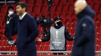 LUDA SCENA U AMSTERDAMU: Ajaksovac, sakupljač lopti pogodio igrača Rome, ali to nije sve… (VIDEO)