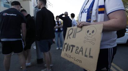 HAOS U ENGLESKOJ: Navijači jurili za autobusom Liverpula, avion nadletao, a domaćin imao jasnu poruku za superligaše (VIDEO)