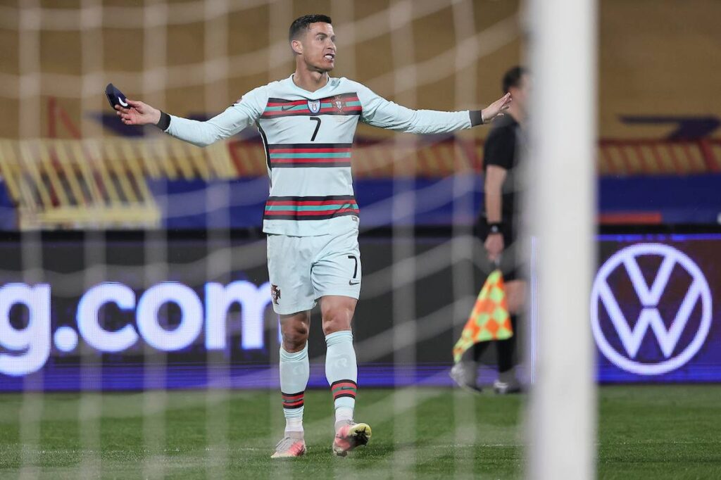 NEKA OVAKO ODIGRAJU I U NEDELJU: Portugalci bledi, Srbiji igra samo pobeda u Lisabonu! 1 kristijano-ronaldo-sudija-otkaz