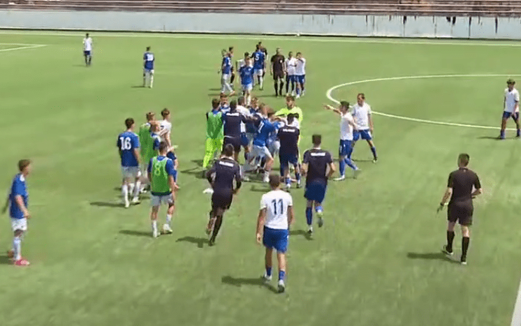 OPŠTI HAOS NA DERBIJU HAJDUKA I DINAMA Šut u glavu ispratilo pesničenje mladih fudbalera (VIDEO)