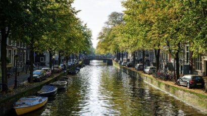 ŠTA NAM DONOSI AMSTERDAM? Mnogo bicikala, kanala, lala, vetrenjača i – fudbala!