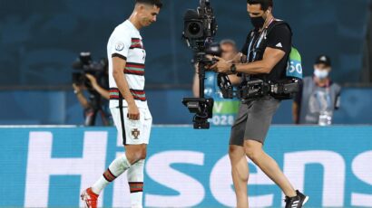 KAO U BEOGRADU Ronaldo posle ispadanja sa EP bacio kapitensku traku na travu (VIDEO)