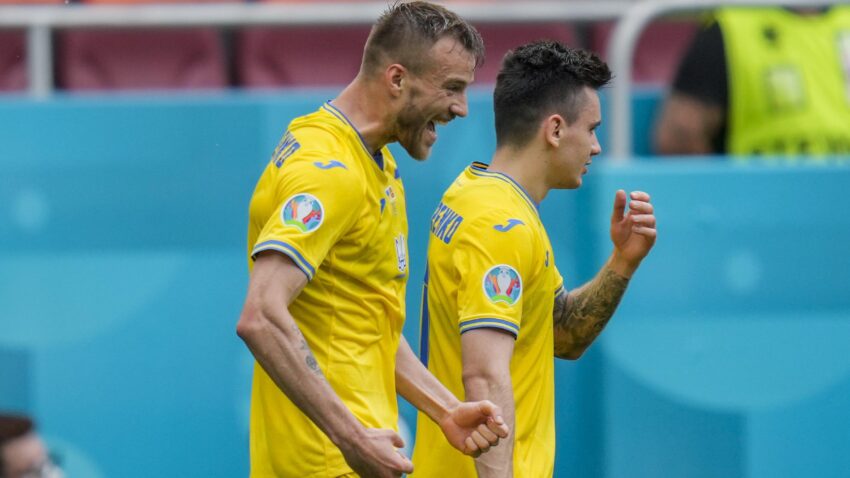 OVAJ ČOVEK JE CAR: Jarmolenko napravio šou sa flašicama! (VIDEO)