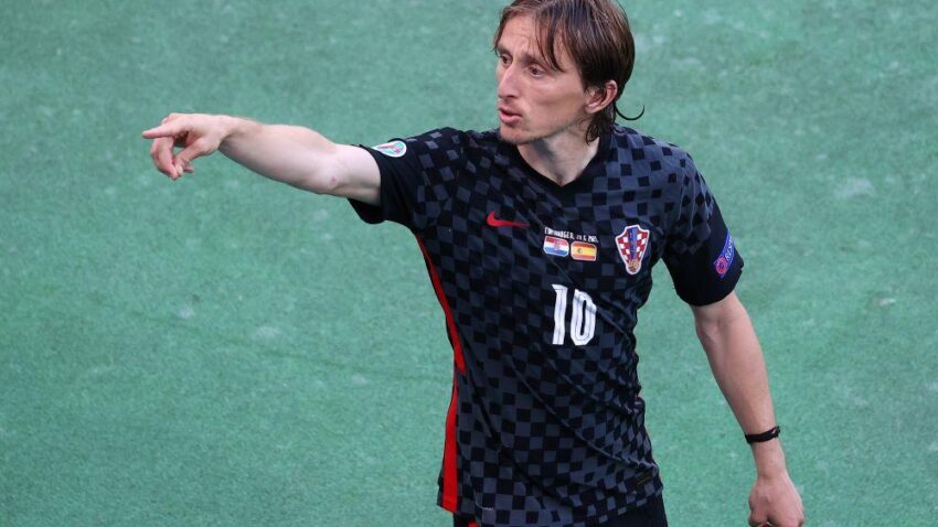 MODRIĆ OŠTRO PO UEFA: Niko nas ništa ne pita, nemoćni smo!