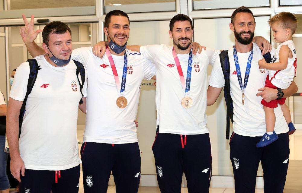 BRONZANI MOMCI STGLI U BEOGRAD: Basketaši Srbije doneli medalje i poručili: To je svakako veliki uspeh! 1 basketaši-doček-aerodrom