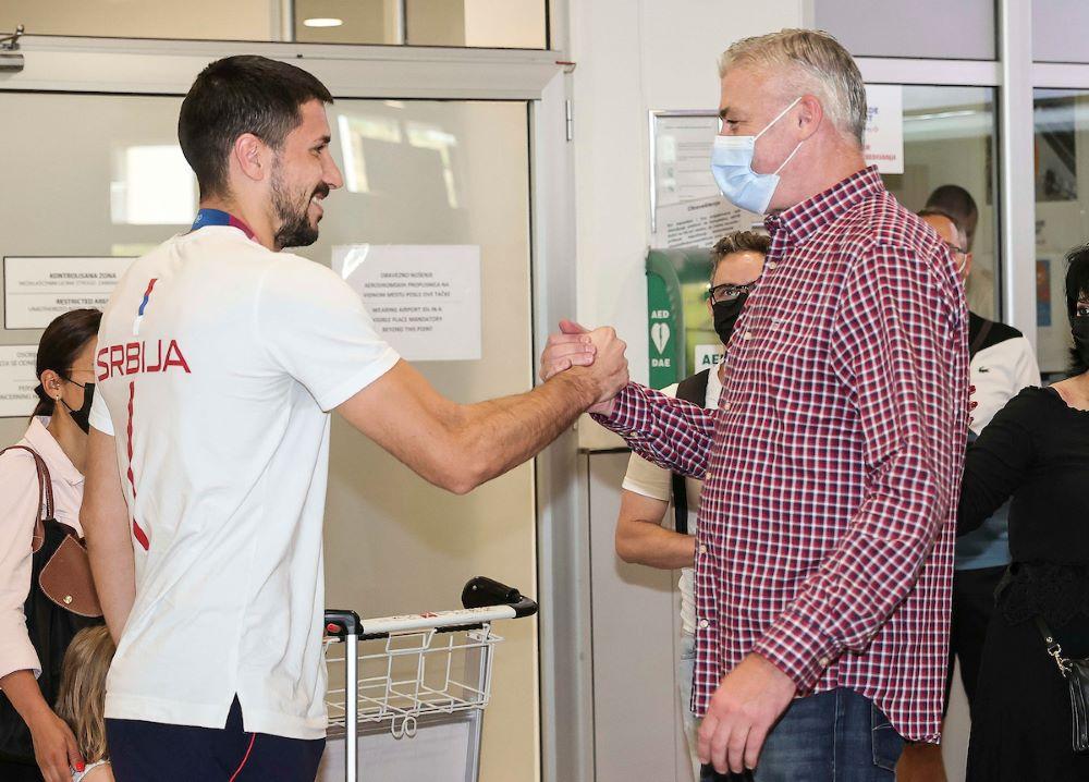 BRONZANI MOMCI STGLI U BEOGRAD: Basketaši Srbije doneli medalje i poručili: To je svakako veliki uspeh! 3 doček-basekt