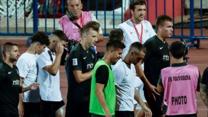 DVA RAZLIČITA RASPOLOŽENJA: Grobari pevaju Stojkoviću, Stanojevića brinu kadrovski problemi!