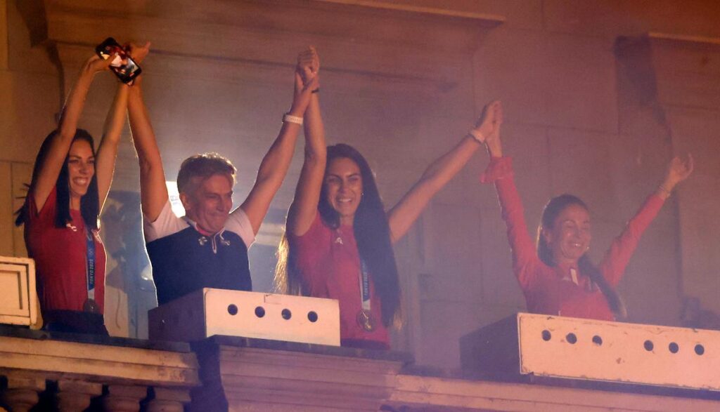 tijana bogdanovic-dragan jovic-milica mandic-docek-skupstina-balkon