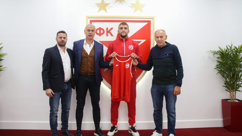KRUZERAŠ ZADUŽIO NOVU OPREMU KLUBA S MARAKANE: Džaja i Terza uručili Zvezdin dres Ražnatoviću!