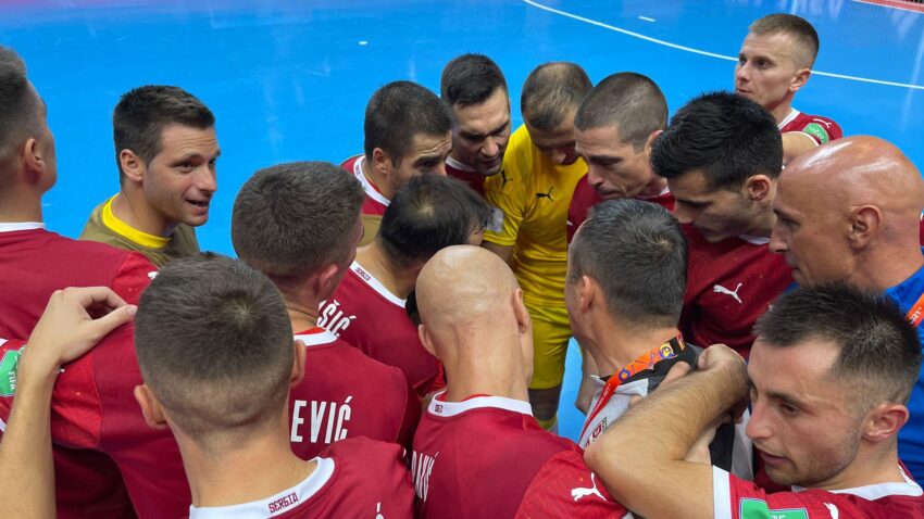 SRBIJA IDE NA EURO: Futsal spektakl u kvalifikacijama - golman pogodio preko celog terena! (VIDEO)