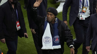 DOBRO POZNATO LICE NA “PARKU PRINČEVA”: Ronaldinjo se pozdravio sa starim prijateljem i oduševio ceo stadion! (FOTO/VIDEO)